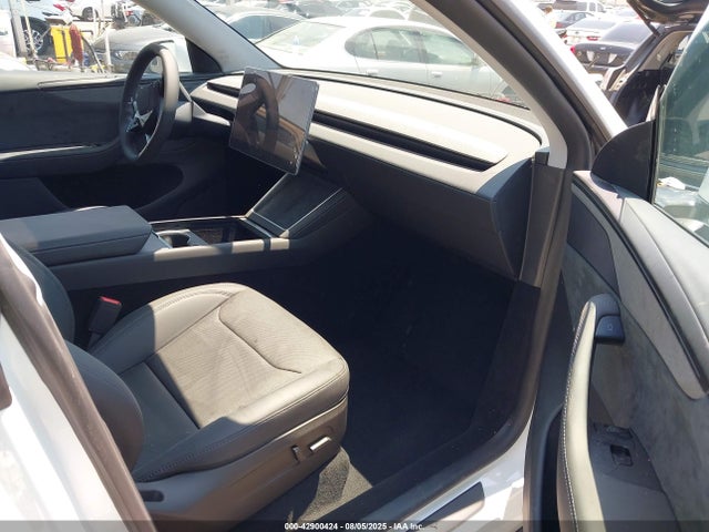 2026 TESLA MODEL Y 7SAYGDEE5TF346323 Photo 4