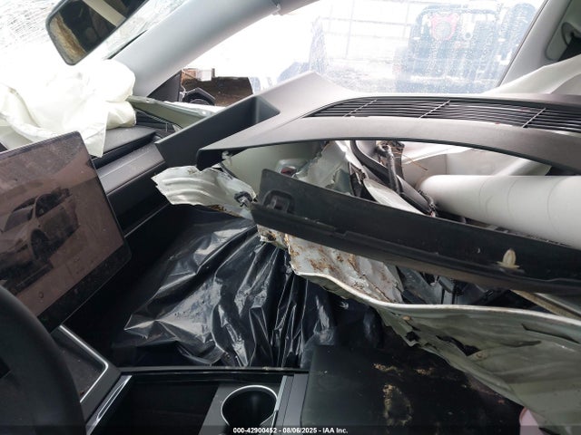 2026 TESLA MODEL Y 7SAYGDEE8TA384965 Photo 4