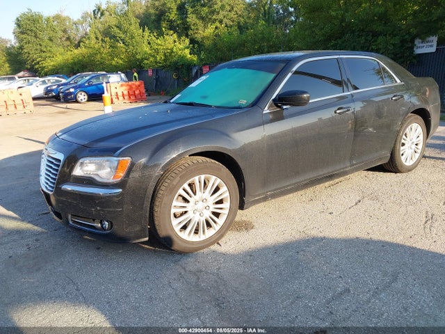 Chrysler 300 2014 2C3CCARG2EH381884 Image 2