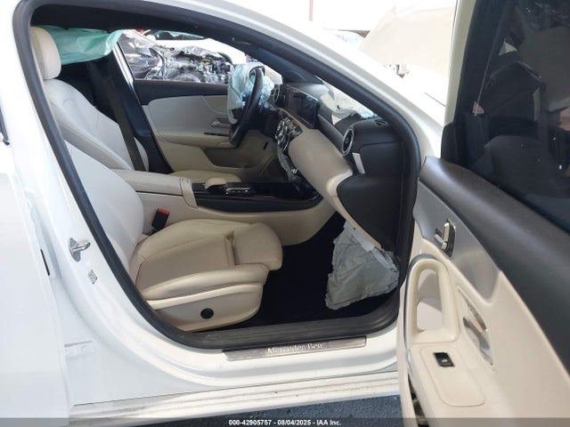 W1K3G4EB3MJ257458 Mercedes-Benz m260
