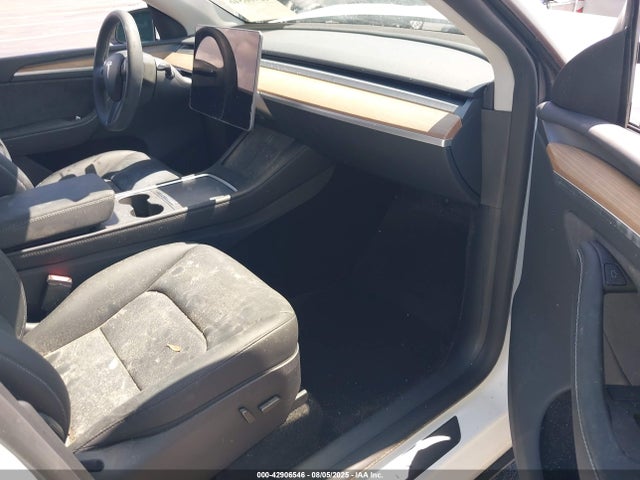 Tesla Model Y 2025 7SAYGDED9SA342374 Image 5