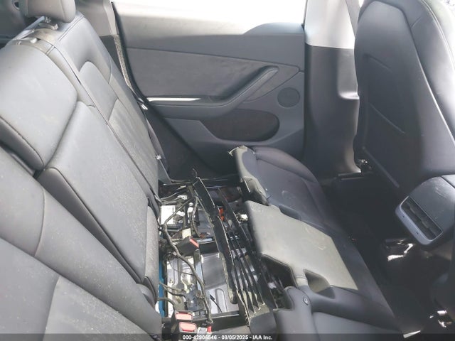 Tesla Model Y 2025 7SAYGDED9SA342374 Image 8