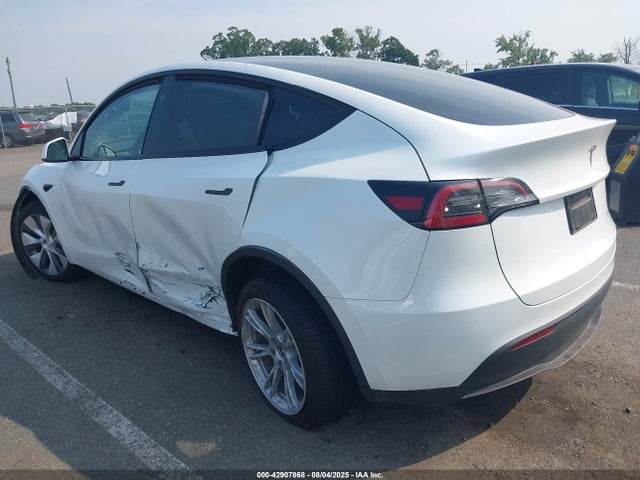 2024 TESLA MODEL Y 7SAYGDEE8RA275446 Photo 2