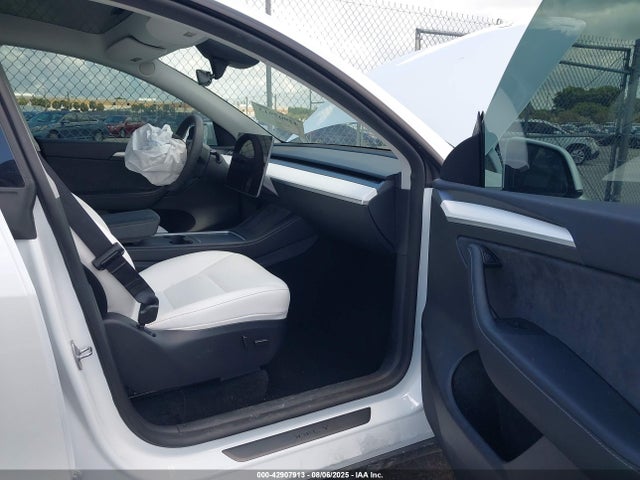2025 TESLA MODEL Y 7SAYGDED9SF235330 Photo 4