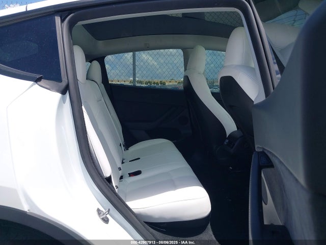 2025 TESLA MODEL Y 7SAYGDED9SF235330 Photo 7