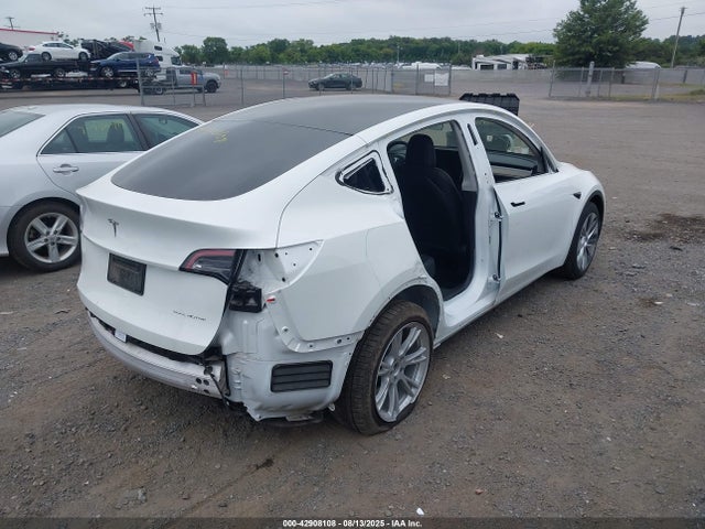 Tesla Model Y 2022 7SAYGDEE6NF434428 Image 4