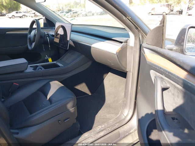2023 TESLA MODEL Y 7SAYGDEE0PA128759 Photo 4
