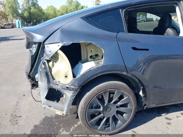 2023 TESLA MODEL Y 7SAYGDEE0PA128759 Photo 5