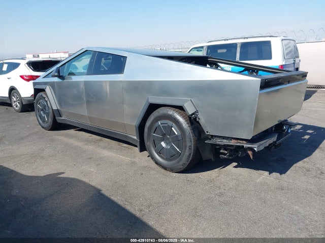 2025 TESLA CYBERTRUCK 7G2CEHEE1SA062023 Photo 2