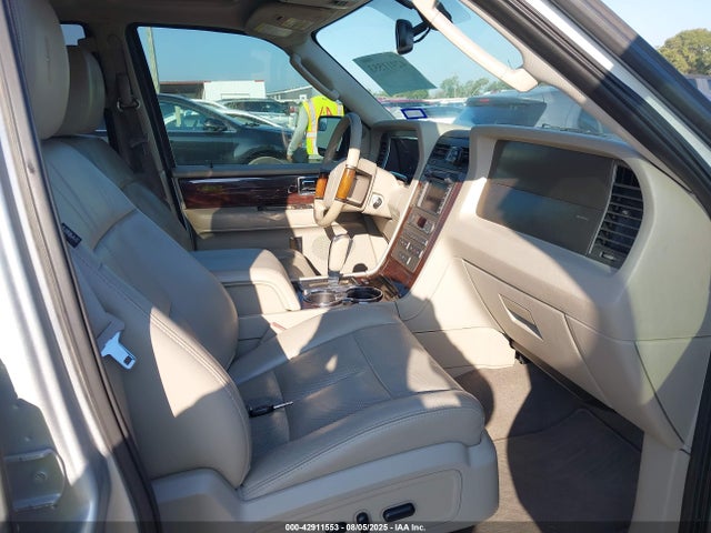 5LMJJ2J53EEL03008 Lincoln Navigator