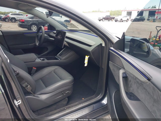 2026 TESLA MODEL Y 7SAYGDED4TF377182 Photo 4