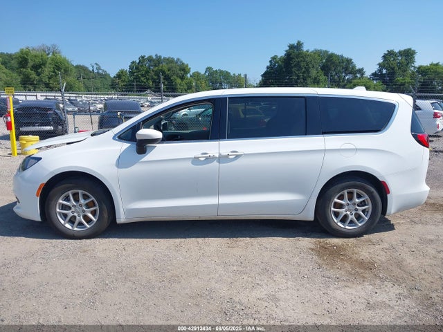 Chrysler 2017 2017 2C4RC1DG8HR611424 Image 14