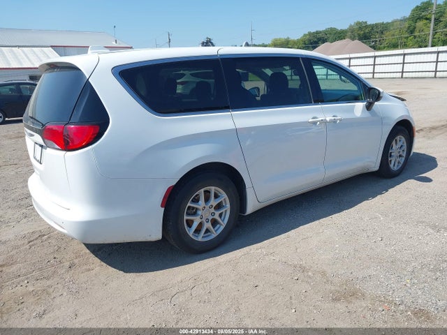 Chrysler 2017 2017 2C4RC1DG8HR611424 Image 4