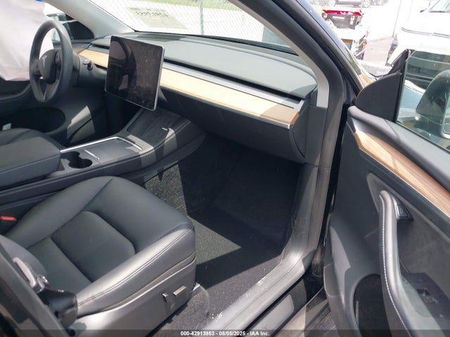 2024 TESLA MODEL Y 7SAYGDEDXRA329465 Photo 4