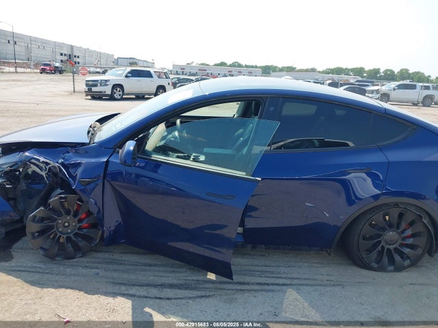 Tesla Model Y 2023 7SAYGDEF1PF614332 Image 13
