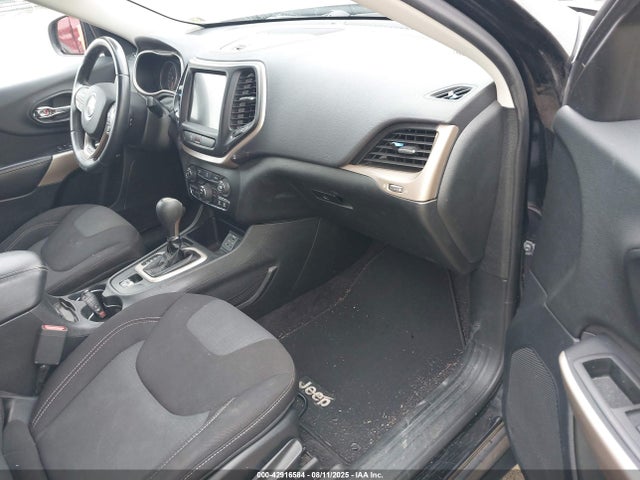 1C4PJLCB8HW573697 Jeep 2017