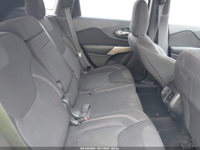1C4PJLCB8HW573697 Jeep 2017