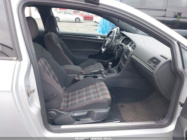 3VWYT7AU7FM087810 Volkswagen 2015
