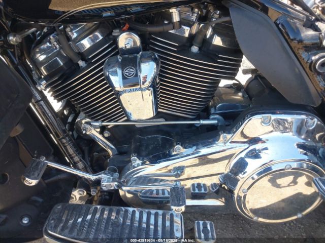 2017 HARLEY-DAVIDSON FLHTCUTG 1HD1MAD11HB854799 Photo 8