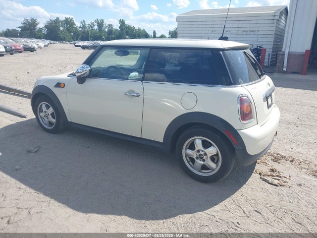 2009 MINI COOPER WMWMF33559TW73237 Photo 2