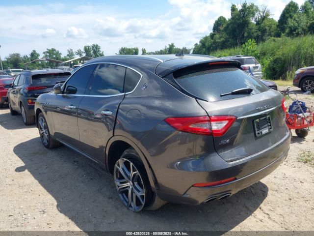 2019 MASERATI LEVANTE ZN661YUA8KX308289 Photo 2