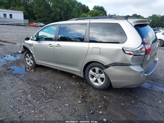 2017 TOYOTA SIENNA 5TDKZ3DC6HS852978 Photo 2