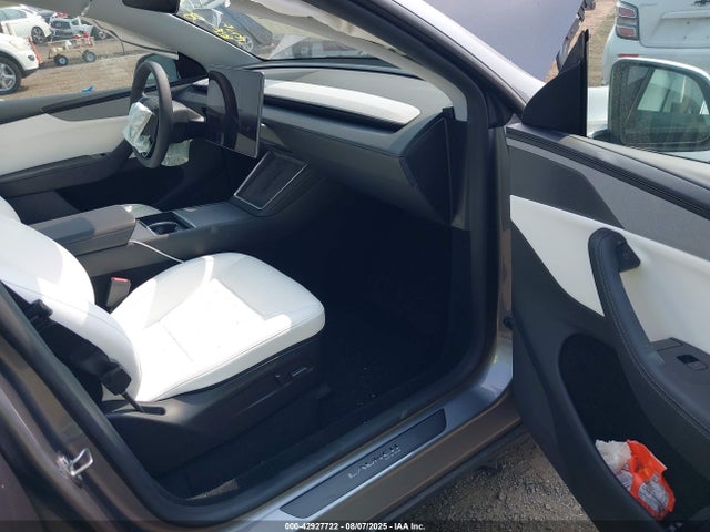 2026 TESLA MODEL Y 7SAYGDEE5TF325116 Photo 4