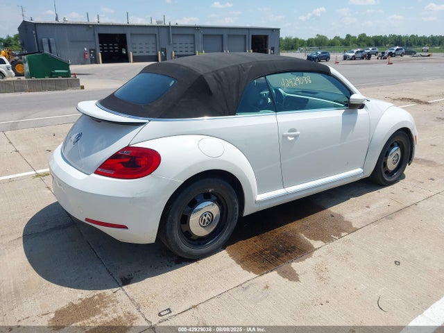 3VW517AT2FM813220 Volkswagen 2015