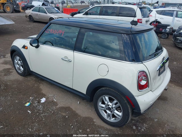 2011 MINI COOPER WMWSU3C54BT252158 Photo 2