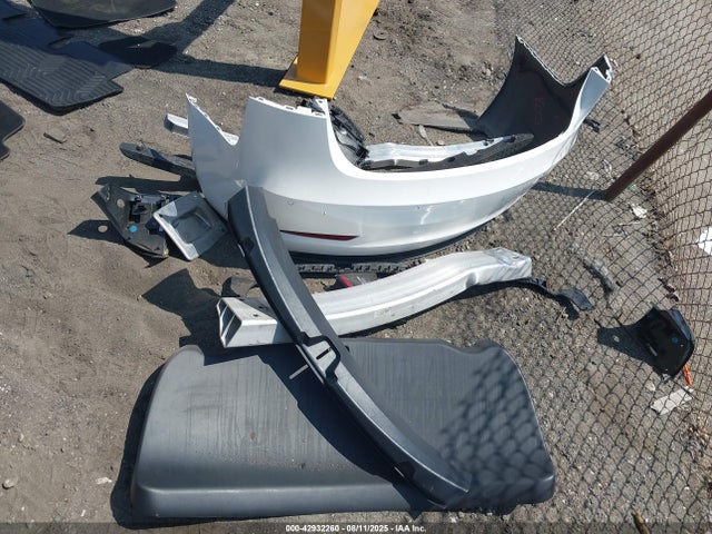 5YJ3E1EB0NF189742 Tesla 2022