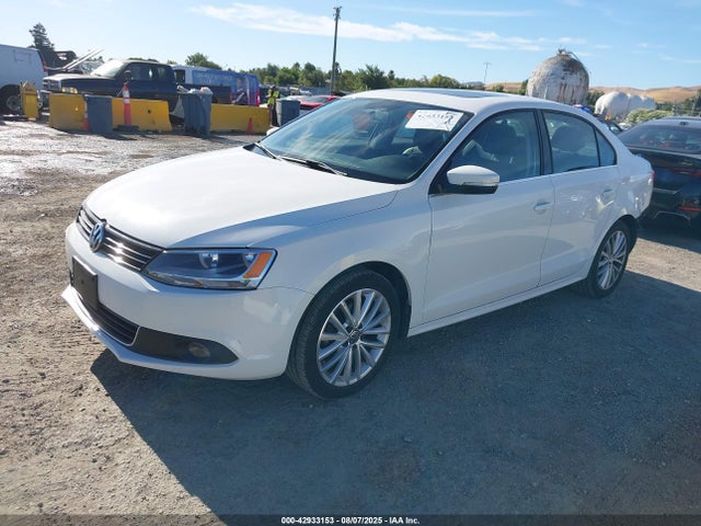 Volkswagen 2014 2014 3VWL17AJ8EM385271 Image 2