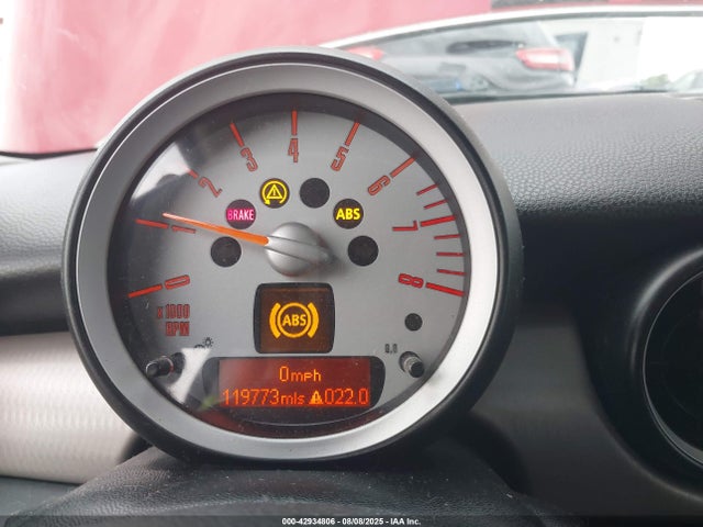 2010 MINI COOPER CLUBMAN WMWML3C55ATX52047 Photo 6