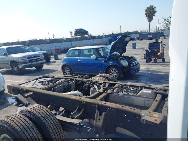 1GB4YTE72NF100675 Chevrolet l8t