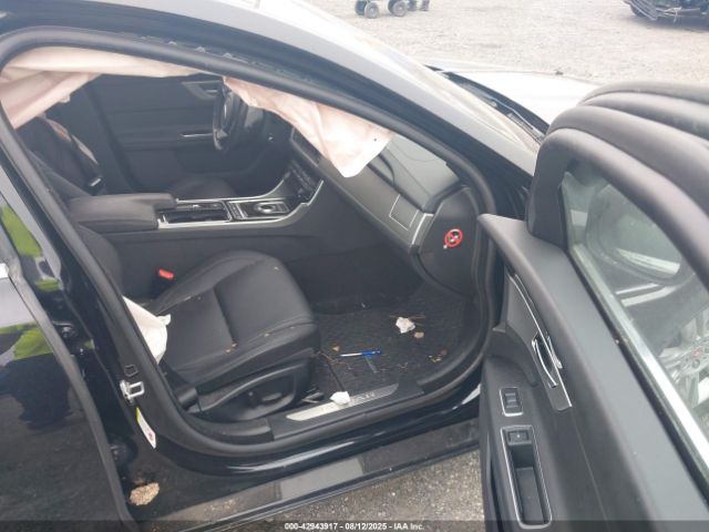 2017 JAGUAR XF SAJBJ4BVXHCY29305 Photo 4