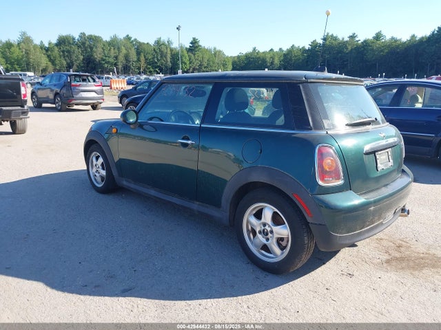 2010 MINI COOPER WMWMF3C5XATZ27576 Photo 2
