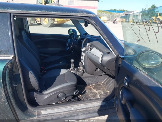 2010 MINI COOPER WMWMF3C5XATZ27576 Photo 4