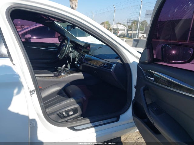 WBAJA9C54JB249093 BMW 530e