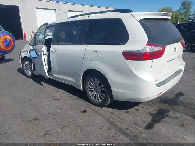 2017 TOYOTA SIENNA 5TDYZ3DC4HS823151 Photo 2