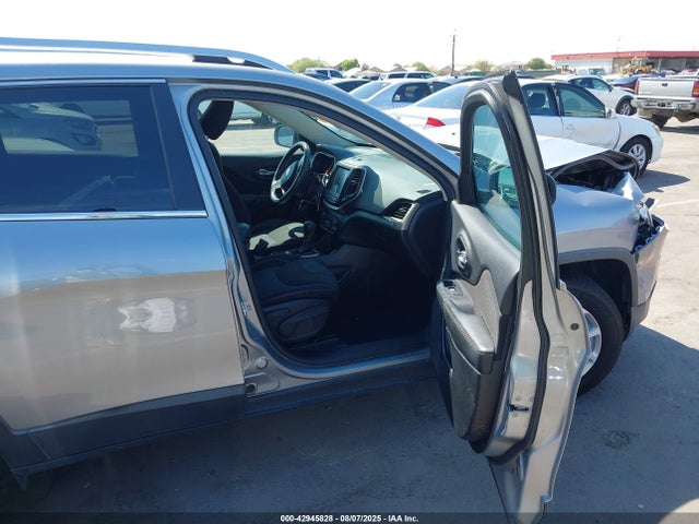 1C4PJLCB3HW542065 Jeep Cherokee