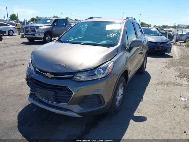 Chevrolet le2 2021 KL7CJPSMXMB365845 Image 2
