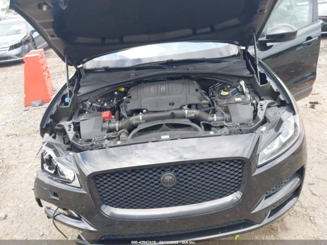 2017 JAGUAR F-PACE SADCK2BV2HA880415 Photo 9