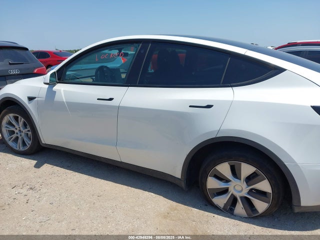 Tesla Model Y 2023 7SAYGAEE0PF685043 Image 13
