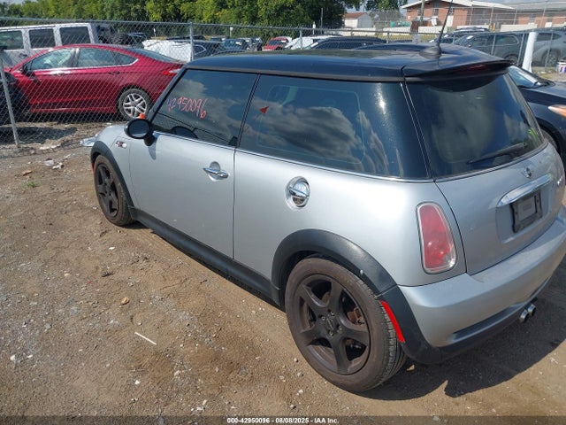 2006 MINI COOPER S WMWRE33576TG99734 Photo 2