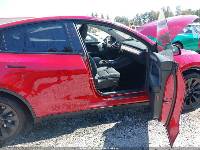 7SAYGDEE4RF060617 Tesla Model Y