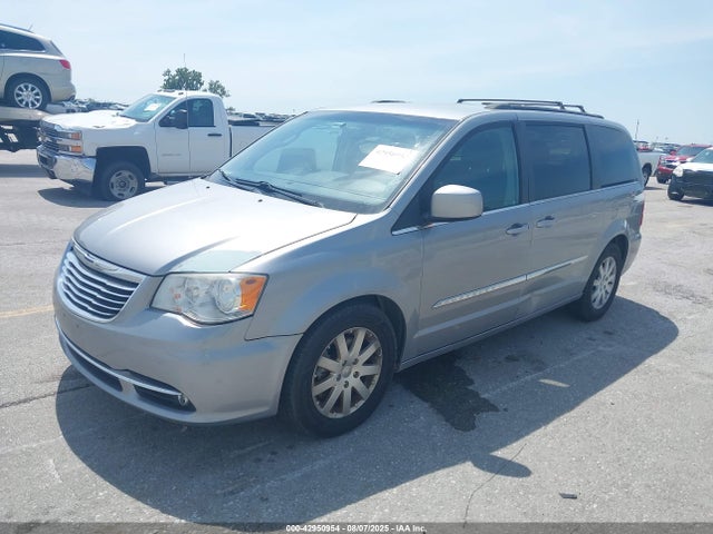 Chrysler Town and Country 2016 2C4RC1BGXGR157243 Image 2