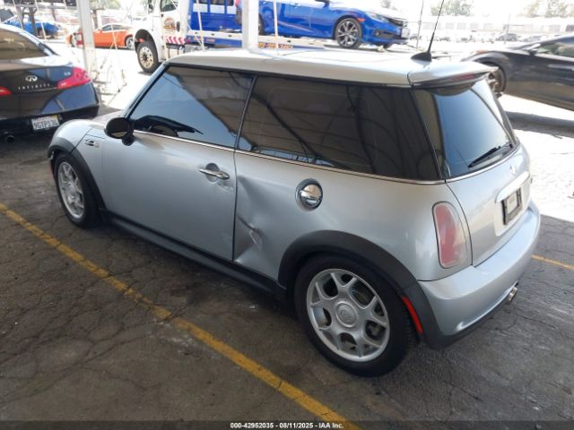 2005 MINI COOPER S WMWRE334X5TG95263 Photo 2