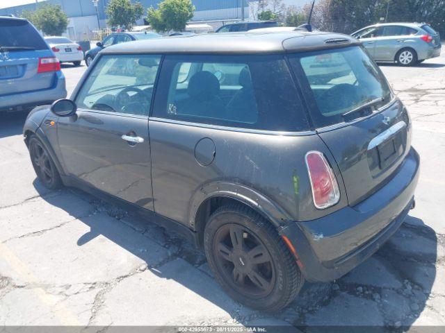 2006 MINI COOPER WMWRC33516TJ78883 Photo 2