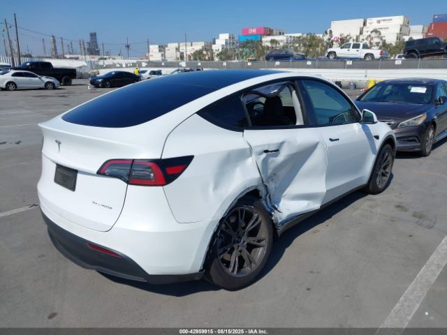 2024 TESLA MODEL Y 7SAYGDEE4RF151287 Photo 3