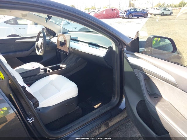 2024 TESLA MODEL Y 7SAYGDEE9RF063173 Photo 4