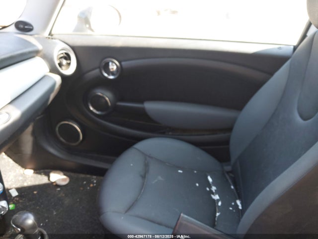 2010 MINI COOPER CLUBMAN WMWML3C53ATX37059 Photo 4